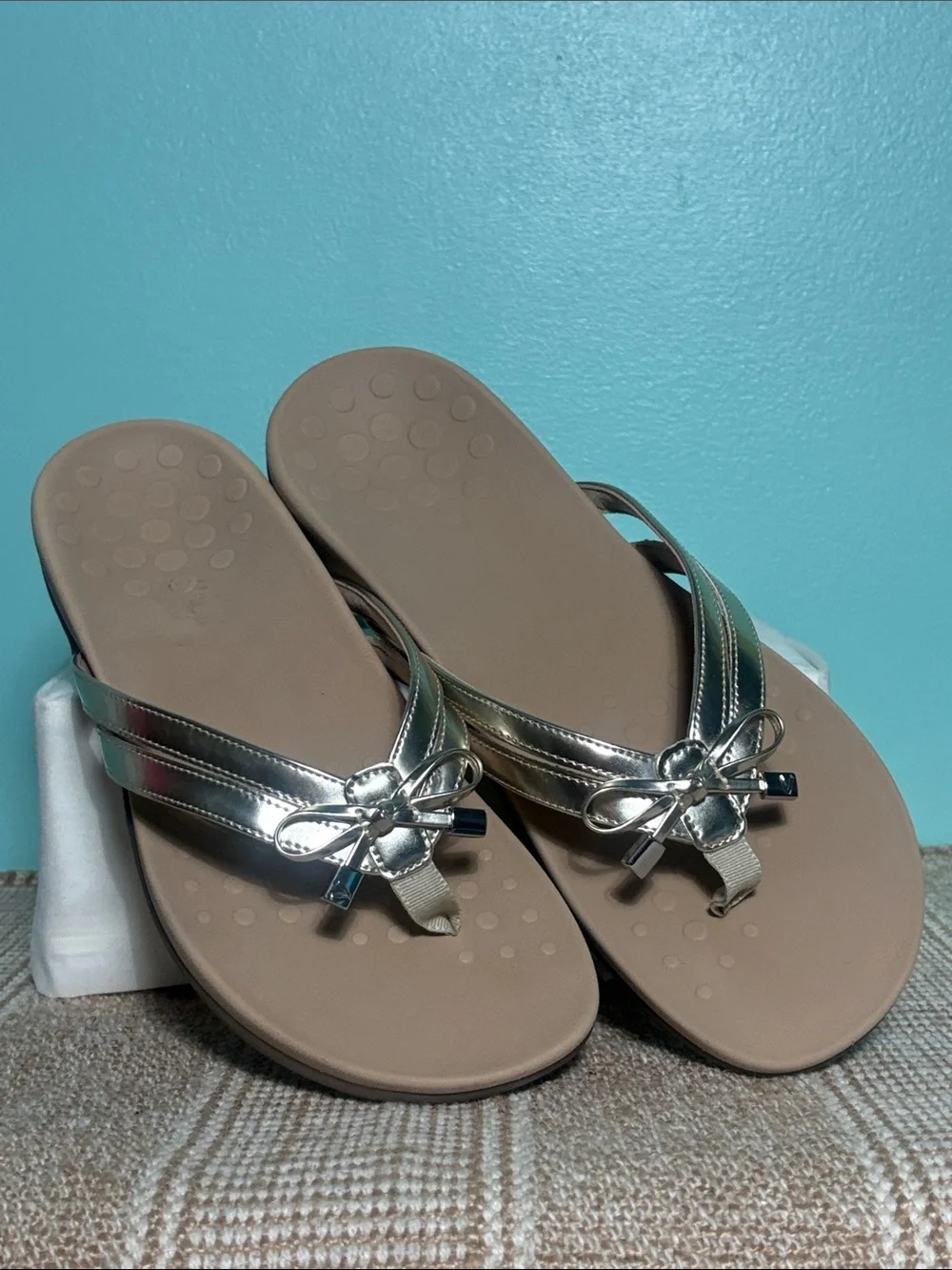 Women’s Vionic Bella X Toe Post Metallic Gold Flip-Flops with Bow. Size-7.5